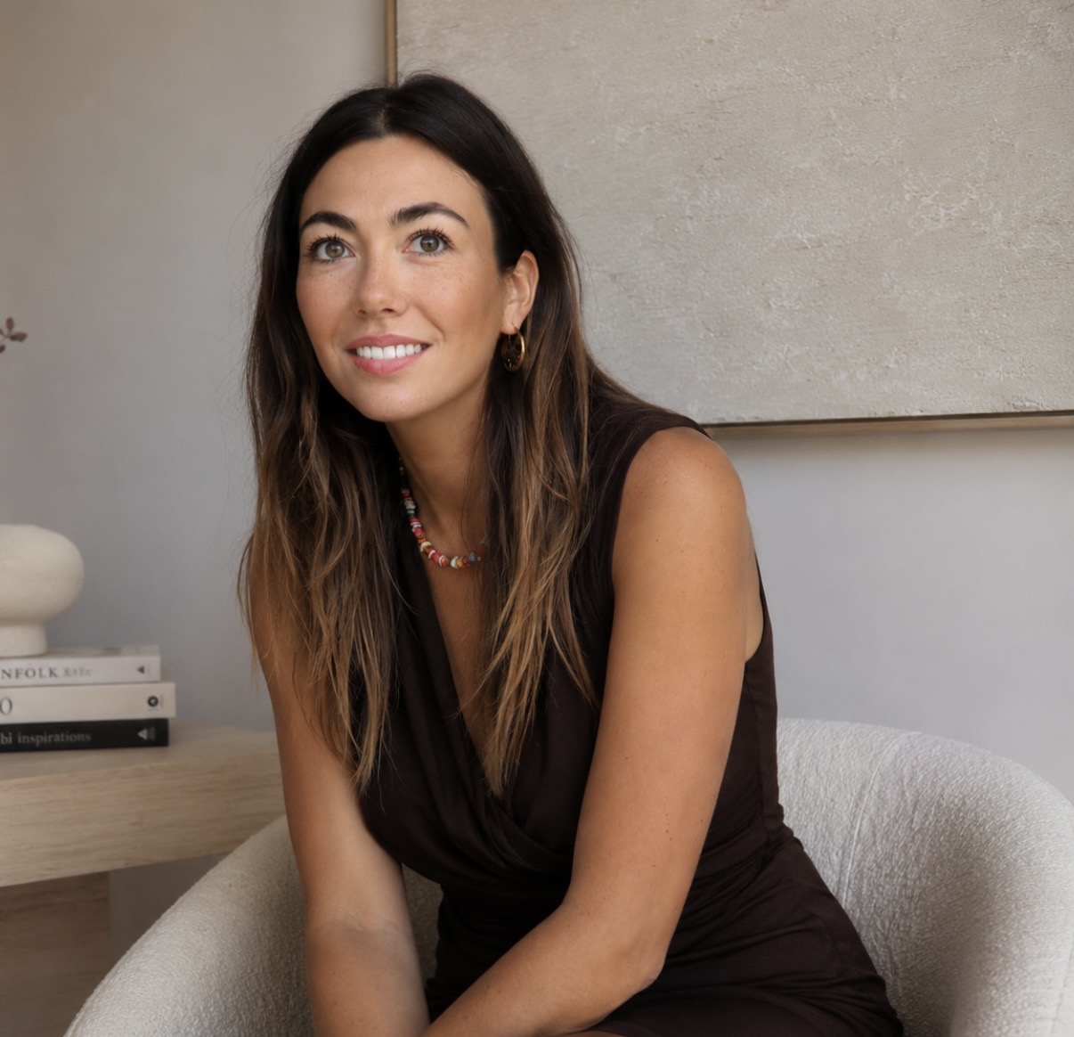 Siloé Vanuxem, psychologue clinicienne, assise dans son fauteuil de consultation